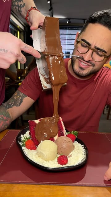 🍰❤️ RED VELVET COM MUITO CHOCOLATE! Nosso bolo red velvet ganha uma finalização irresistível com raclette de chocola...