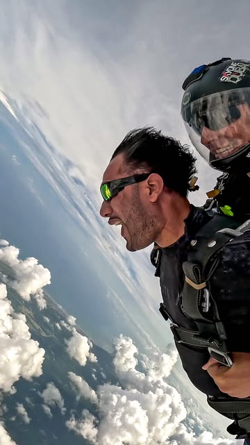 ¿Miedo? Sí. ¿Dudas? También. ¿Lo hice? ¡Claro que sí! Solo se vive una vez… y saltar en paracaídas fue una de las mej...