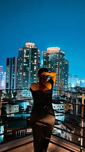 #서울 도시의 불빛, 루프탑 위의 풍경, 그리고 조금의 마법 같은 순간. 🌃 잠시 걸음을 늦추고 지나온 여정을 돌아보는 시간. 모든 여행지는 저마다의 추억을 남기고, 이곳 역시 오래도록 기억에 남을 것 같다....