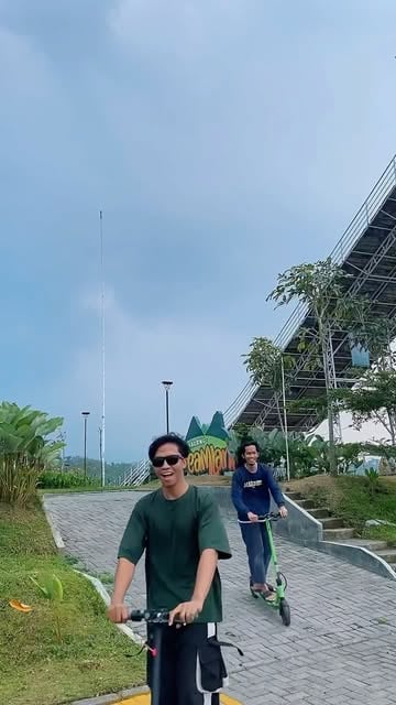 Malang nggak ada habisnya kalau masalah tempat wisata Malang juga terkenal dengan daerah yang dingin karena di kelili...