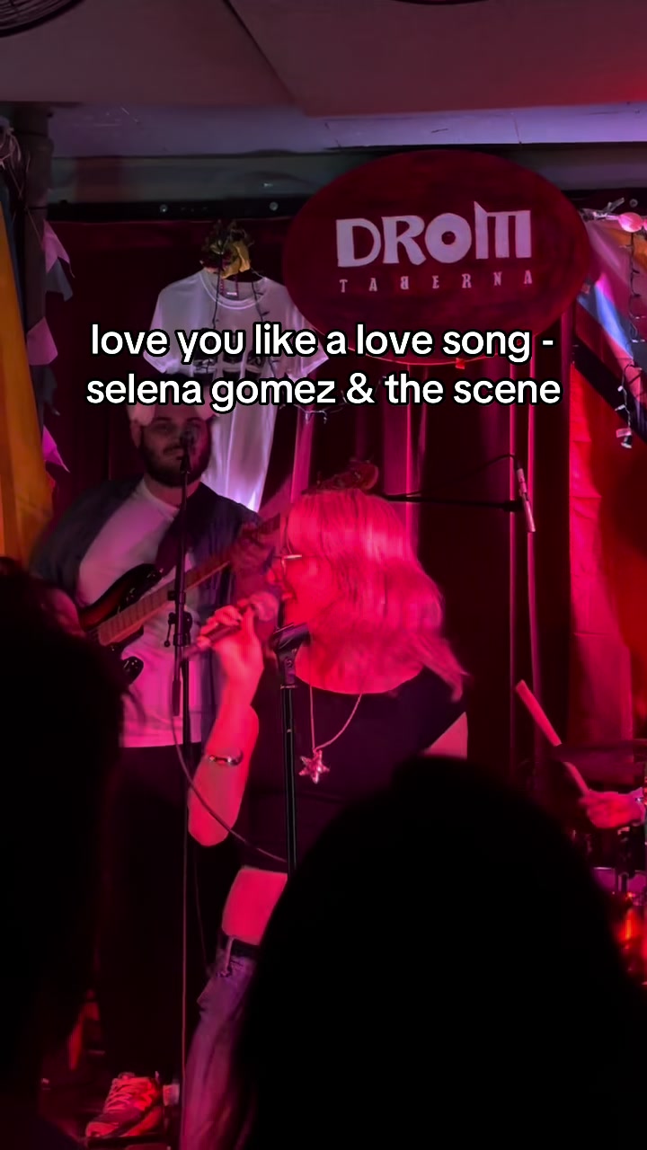finally proof i sing outside of the house!!! #bigfamjam #dromtaberna #toronto @Selena Gomez @DROM TABERNA