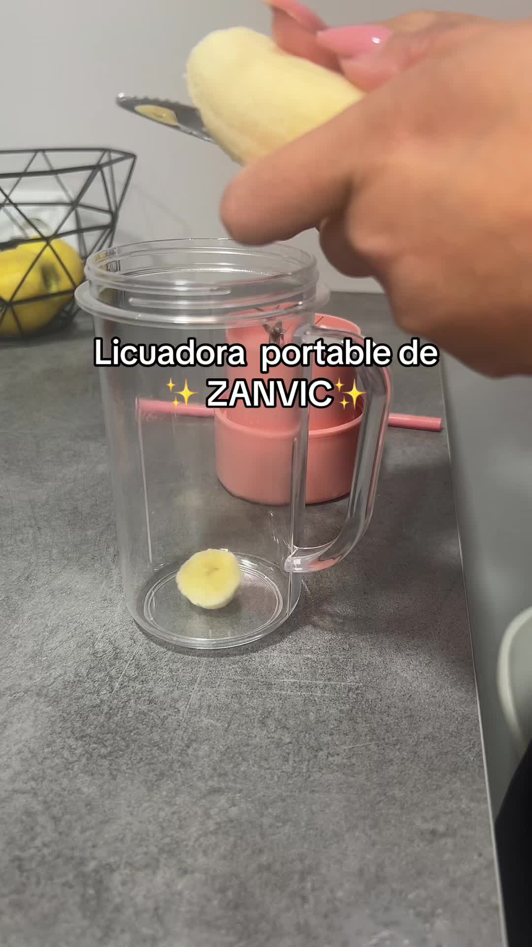 Disfruta de tus bebidas favoritas en cualquier lugar, Fácil de usar y limpiar, es perfecta para un estilo de vida act...