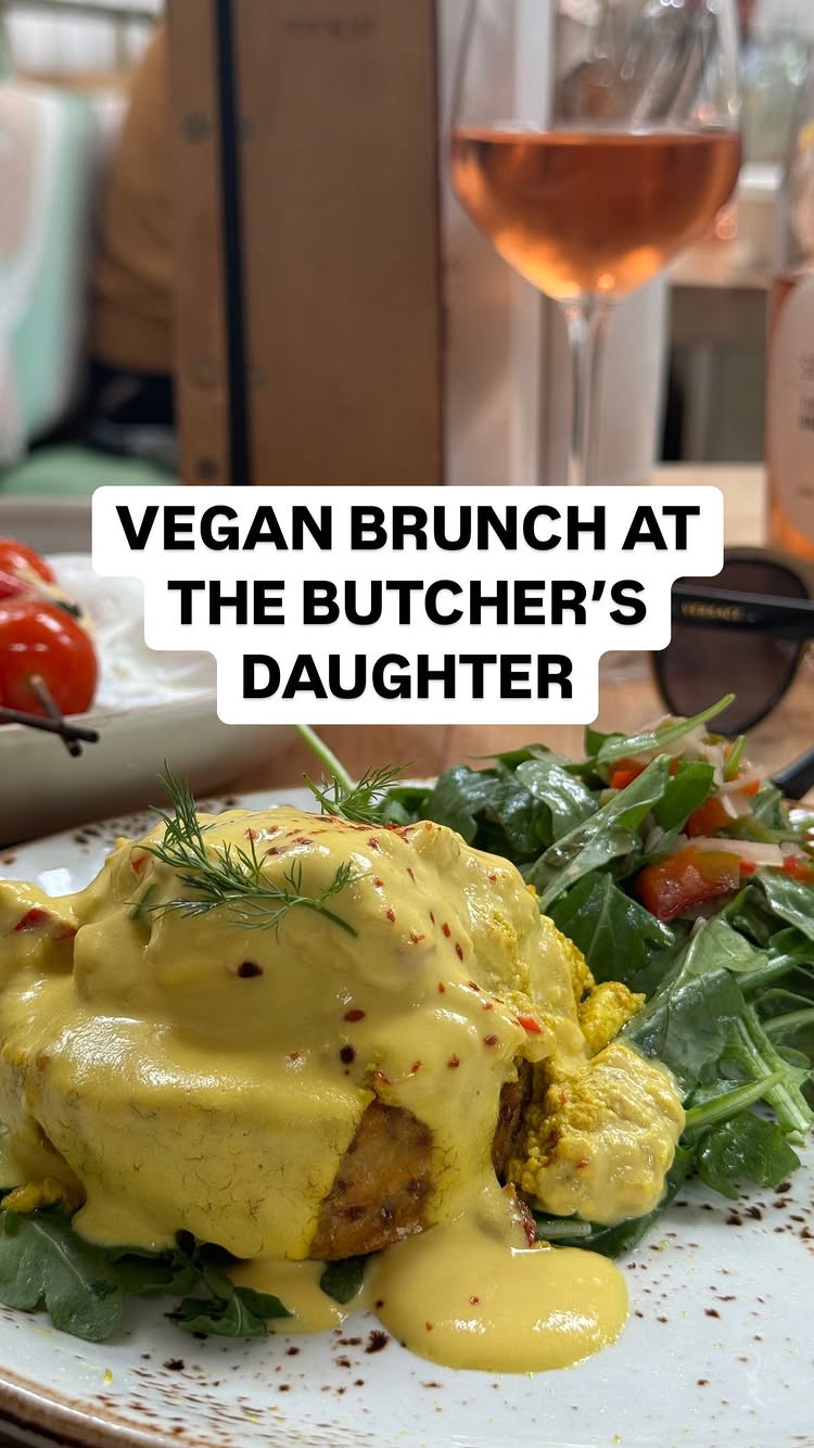 Was hard to choose between a juice flight and a wine flight at @thebutchersdaughter_official, one of my favorite vegg...