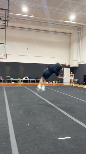 I swear I’m gonna straighten my legs #cheer #flip #viral #fyp #Navarro