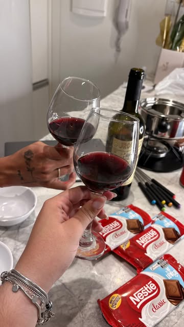 Tem noites que passam… e tem noites que ficam na memória. 🍓🫕✨ Entre risadas, conversas sem pressa e aquele chocolat...