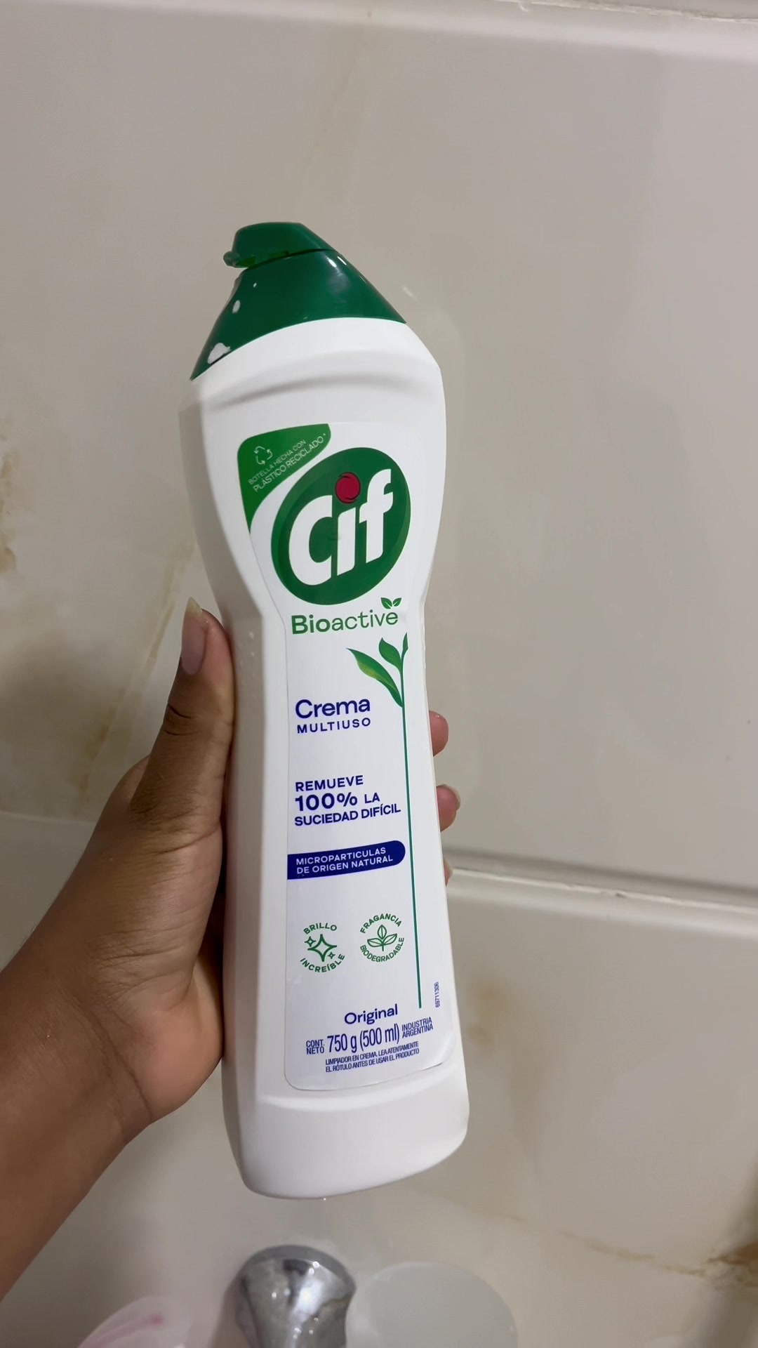 Este es el tip que necesitabas para quitar la Cal de tus llaves, duchas o mamparas. La crema limpiadora @CifSquad hac...
