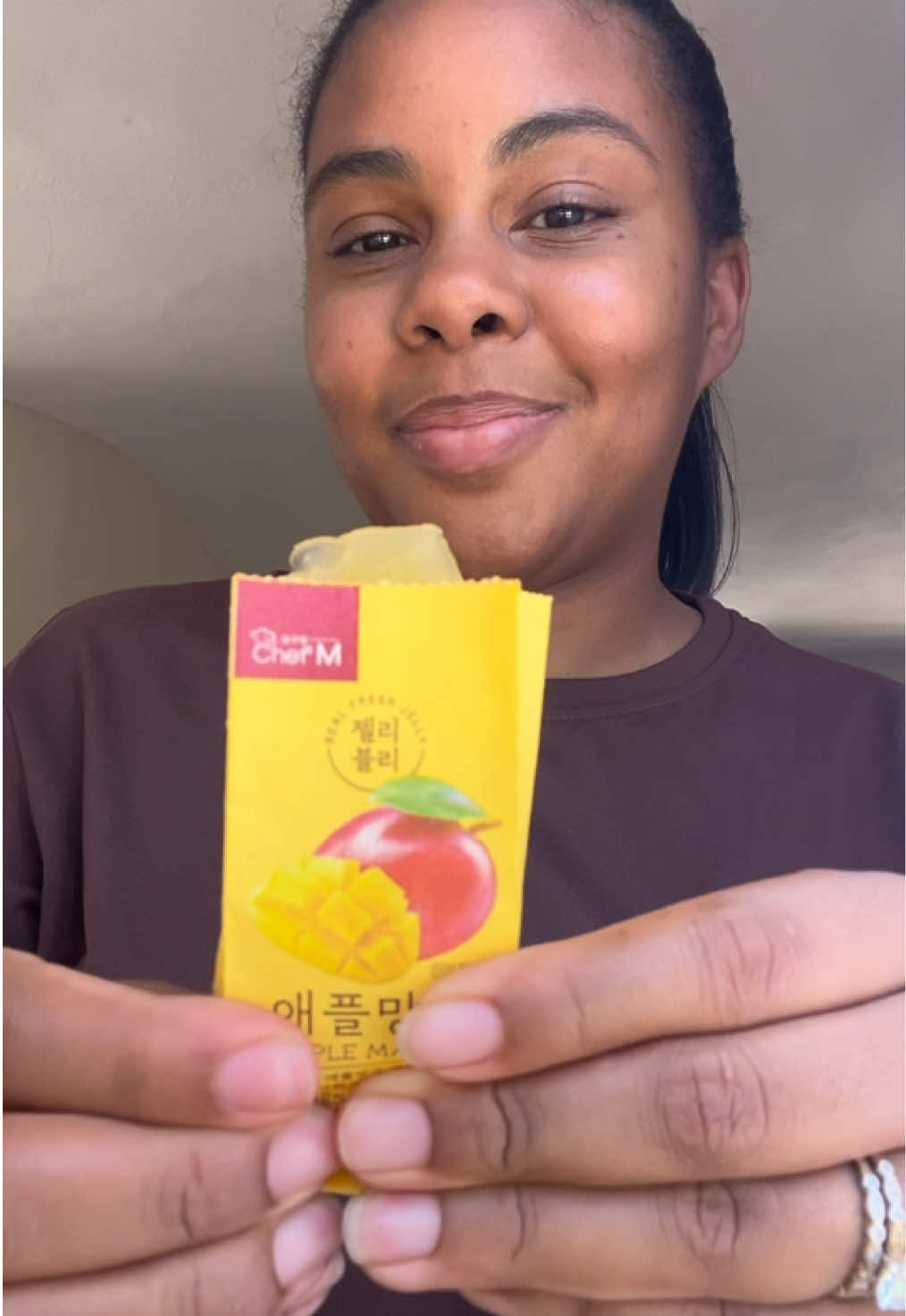 Jellyvely Apple Mango, a premium Korean fruit jelly made without gelatin and designed for convenient snacking anytime...