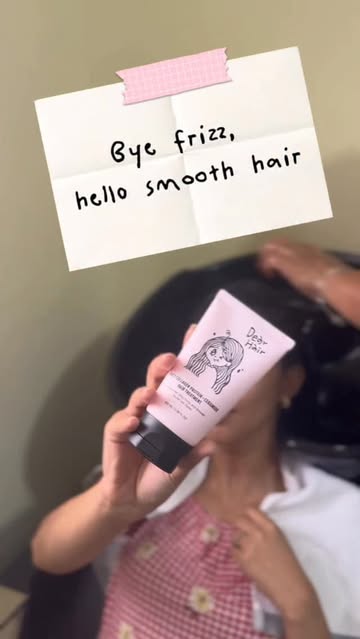 “Muchachas, confieso que este potecito rosa me tiene mal 💖. Es de Dear Hair y tiene colágeno, proteína de guisante y...