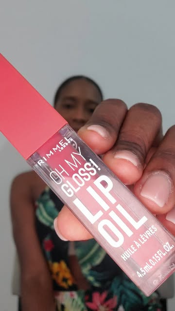 “Probando este labial y… ¿podemos hablar de ese acabado? 👀💋✨ Me encanta cómo transforma el look en segundos.” #pick...