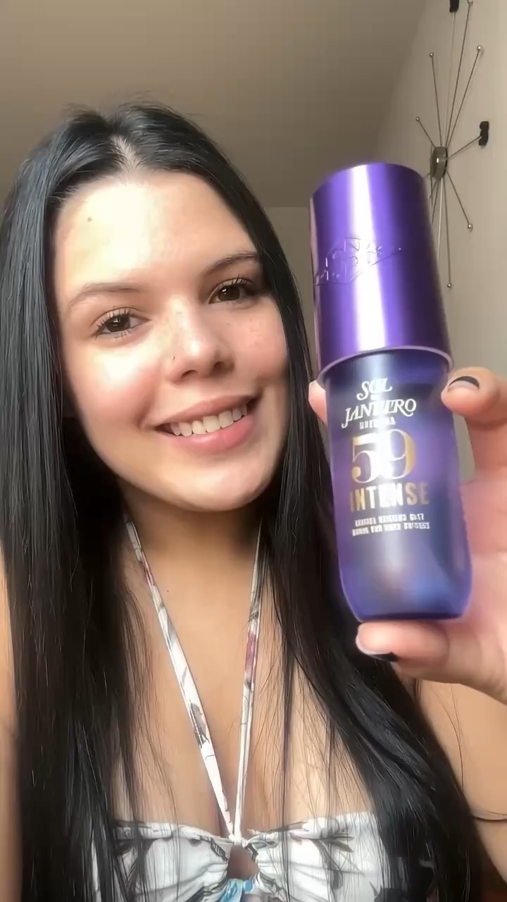 Video corto recomendando un perfume en inglés