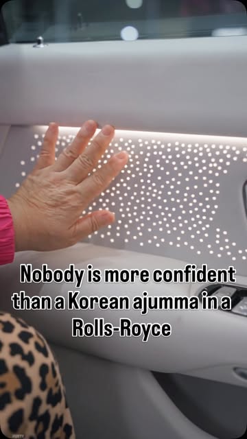 롤스로이스 타러 온 아줌마 퀸 등장! 😂👑 핑크색 패션에 무지개 선캡까지! 차보다 더 눈에 띄는 우리 아줌마 퀸ㅋㅋ 이 차, 아줌마 퀸한테 어울리나요? 🚗💗 여러분이라면 어떤 차를 타보고 싶으세요? AI...