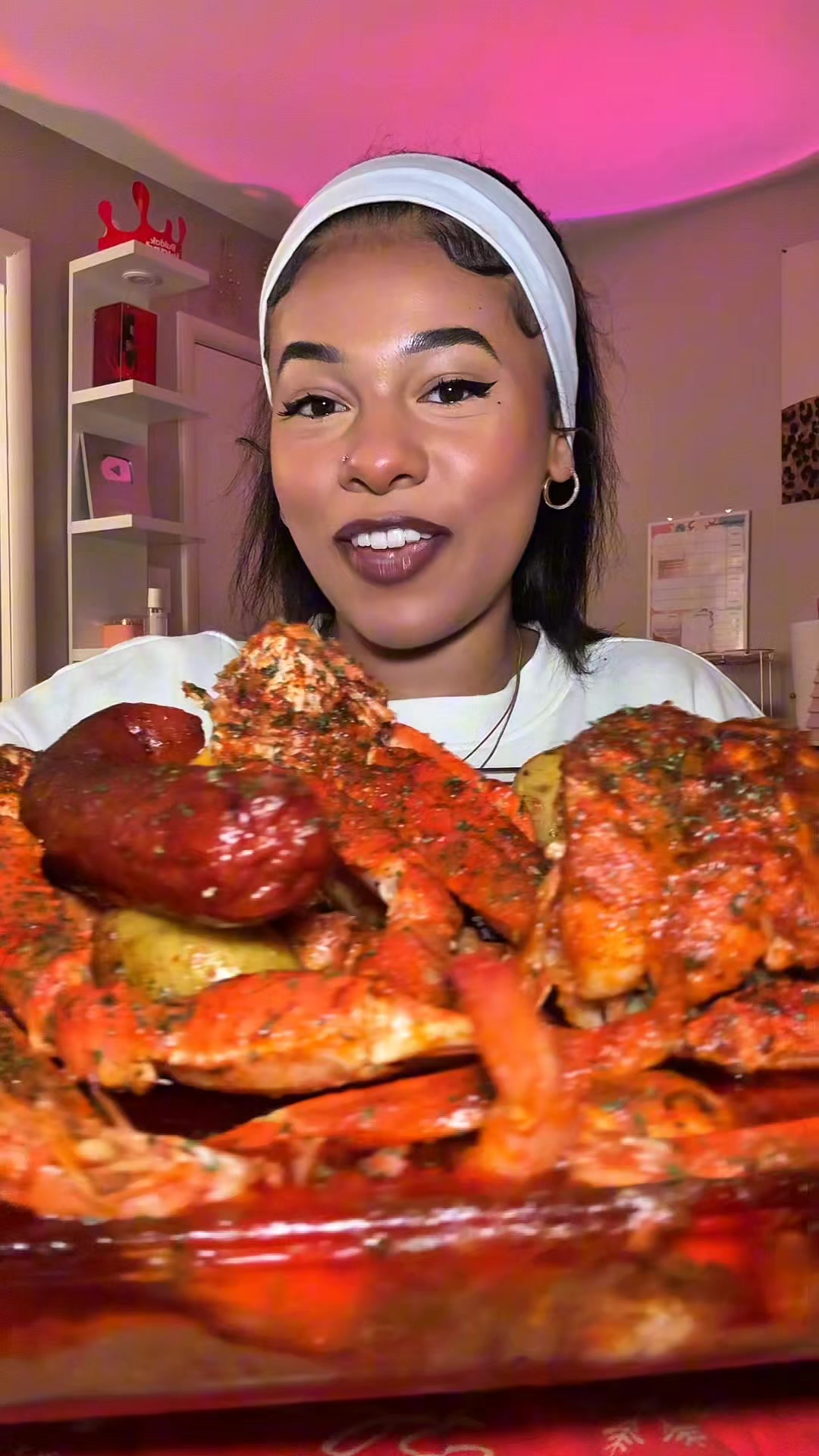 Seafood boil mukbangs 🦀✨#asmrfood #FoodTok #Foodie #seafoodboil #fyp usafood, americanfood, crab legs @Aaronmyarbrou...
