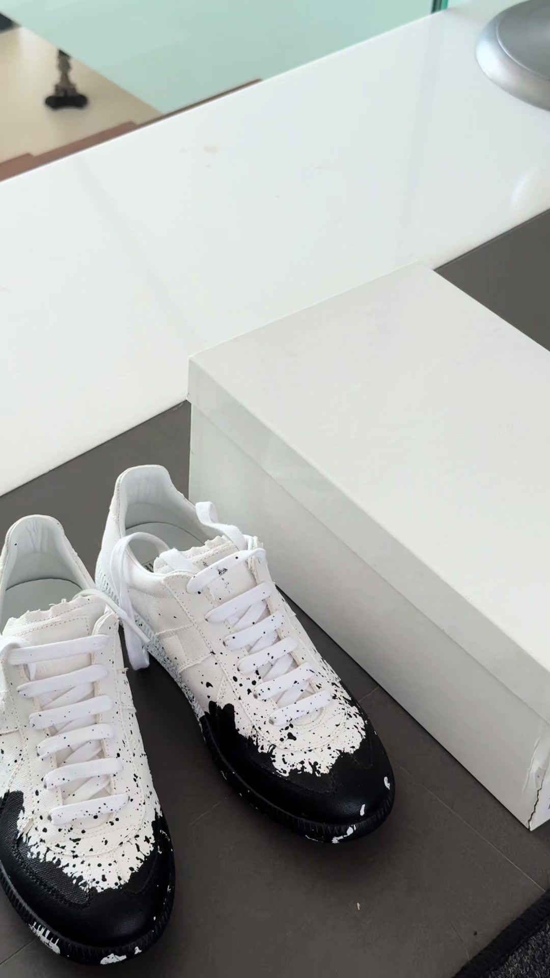 Margielas paint splatter white black #maisonmargiela #underground #mm6 #fakemink