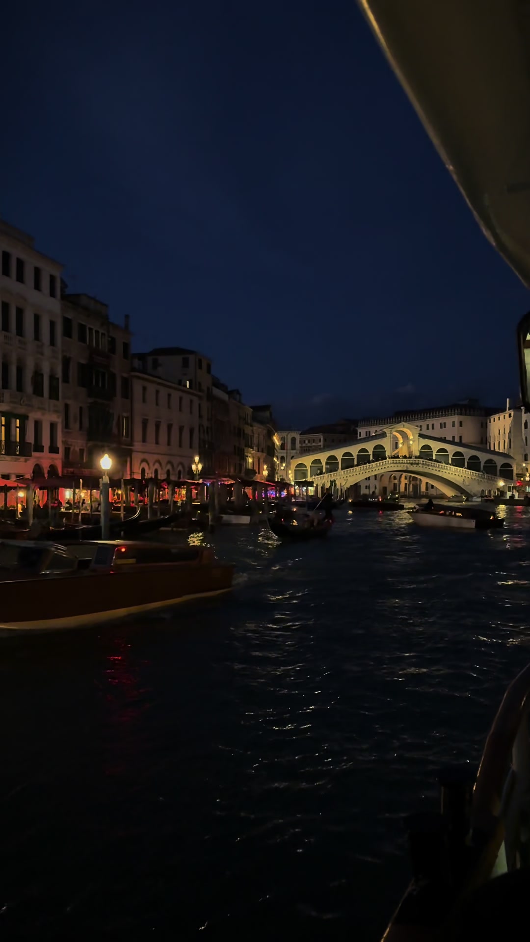 Golden hour on the canal 🇮🇹🌅 #veniceitaly #travelaesthetic #grandcanal #cinematictravel #pov