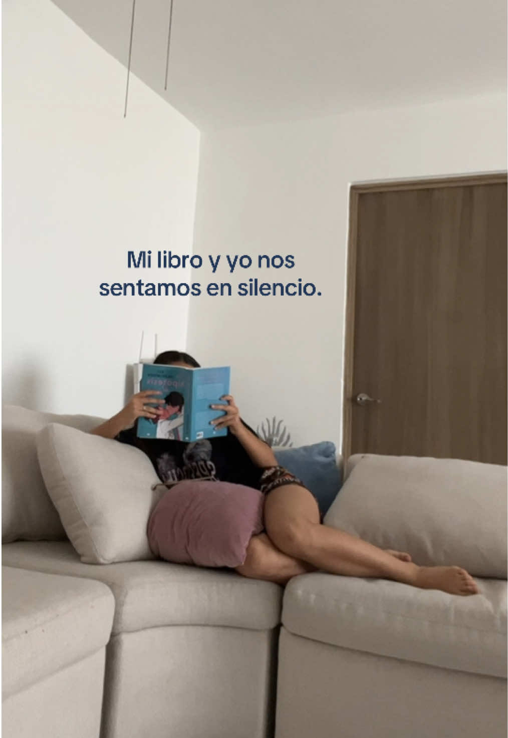 mi libro y yo nos sentamos en silencio 📚🍃 #libros #lectora #booktok #frases #lifestyle