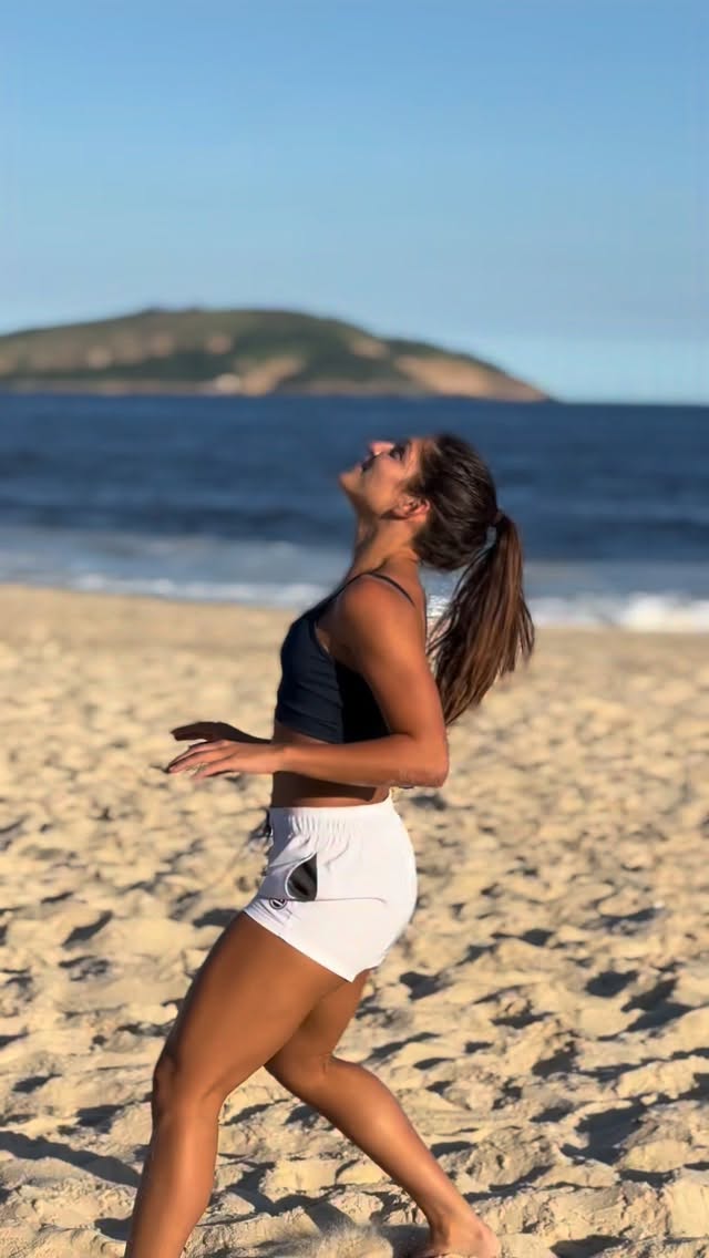 A rotina do futevôlei é pesada, mas o cuidado com a pele não pode ficar de lado. ✨ @larocheposaybr #publi #LaRochePos...