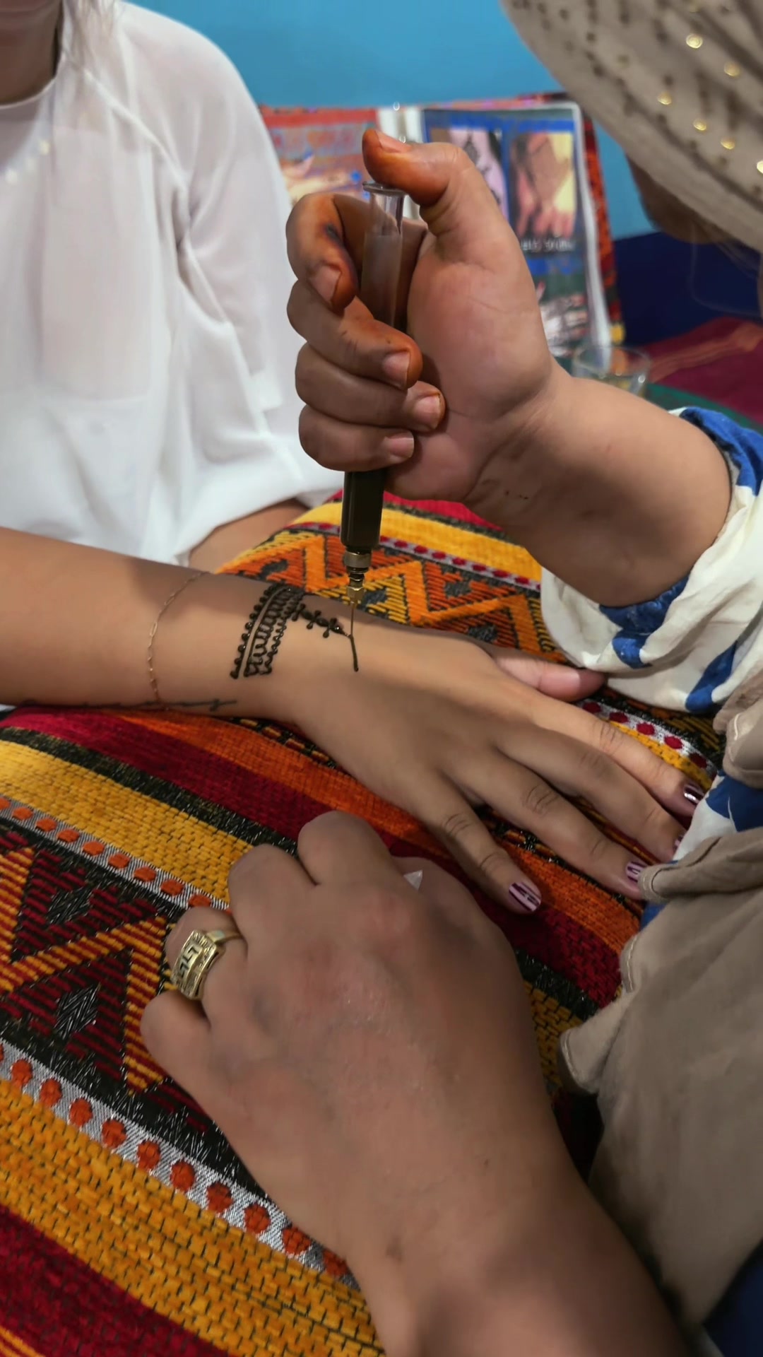 🇪🇸 El mejor lugar para hacerte tu tatuaje de henna en Marrakesh es el Henna art café, cómodo y tradicional con arti...