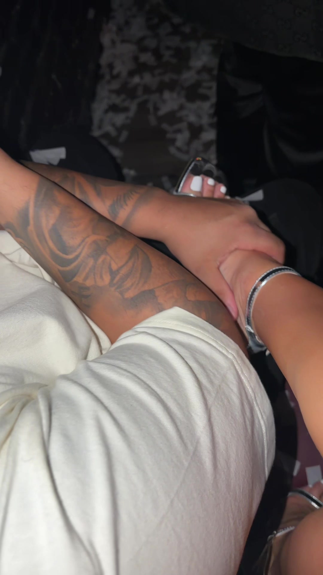 one thing my man always gon do is rub my feet no matter the place ❤️ ##paratiiiiiiiiiiiiiiiiiiiiiiiiiiiiiii #viral #f...