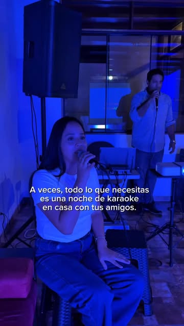 Una noche de karaoke en casa, tus canciones favoritas eso es todo lo que necesitas para desconectarte, reír y pasarla...