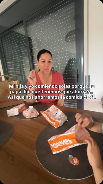 Así ahorramos en casa 🤭 Nos ahorramos la comida de papá 😂 #Humor #MaternidadReal #MamaEmprendedora #Popeyes
