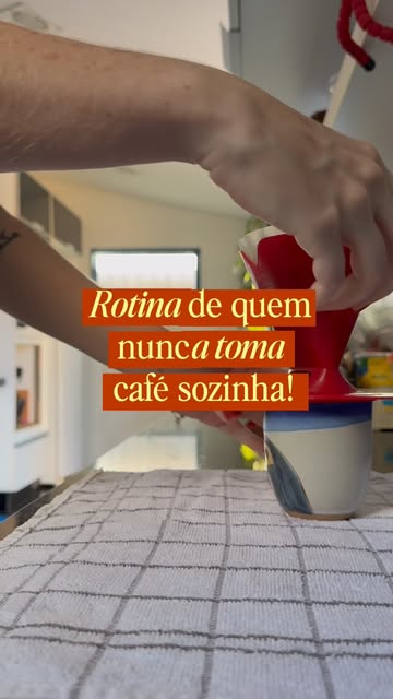 Meu café da manhã (e todo o tempo em que eu estiver em casa) tem plateia! 🐶🖤☕️ Obs.: tô viciada nesse bolinho de mi...