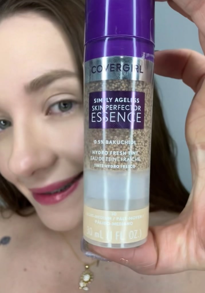 Para las chicas que me preguntan que base uso últimamente y me deja el rostro sin imperfecciones , es mi recomendada...