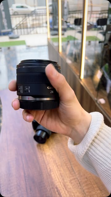 Canon R50 avec 18-45mm f/4.5-6.3 IS STM en excellent état batterie et chargeur Click : 150 Prix : 145.000DA Prix : 14...
