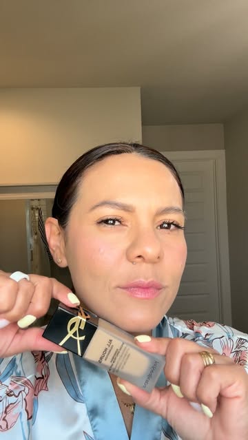 Últimamente la All Hours Foundation de YSL se ha convertido en una de las bases que más estoy usando este verano. Alg...