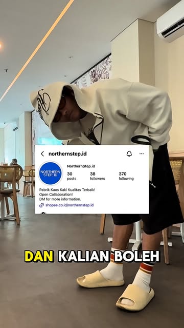 Nahhh jadi ini dia alesan gua selalu make kaos kaki kali pake sendal gaesss hehe Kaos kaki nya lucu kann ? Kalian bol...