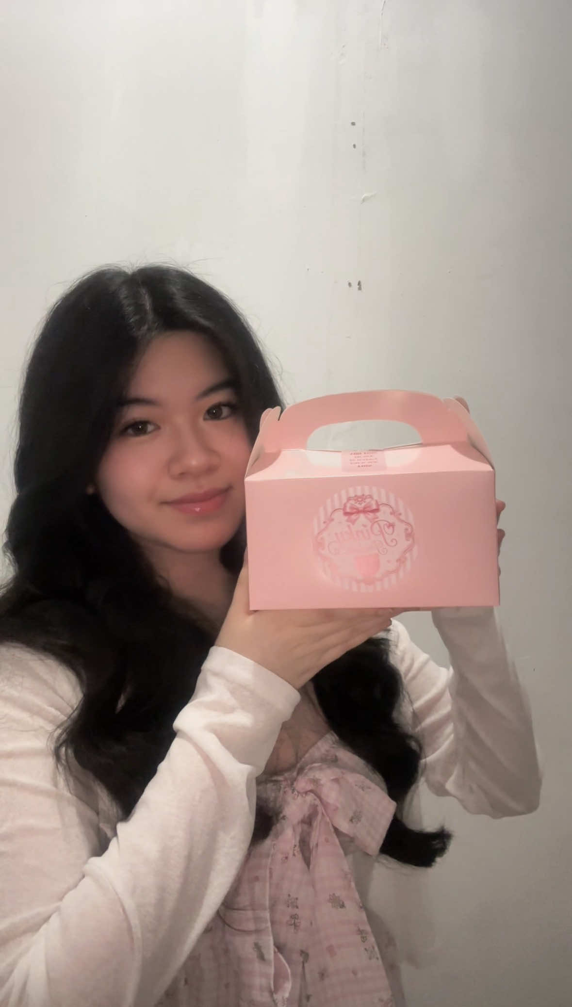 @pinkypockets.qa Little self-care moments in a pink pouch 🎀🫶🏻✨ #qatar #doha #selfcareroutine #beauty #qatartiktok
