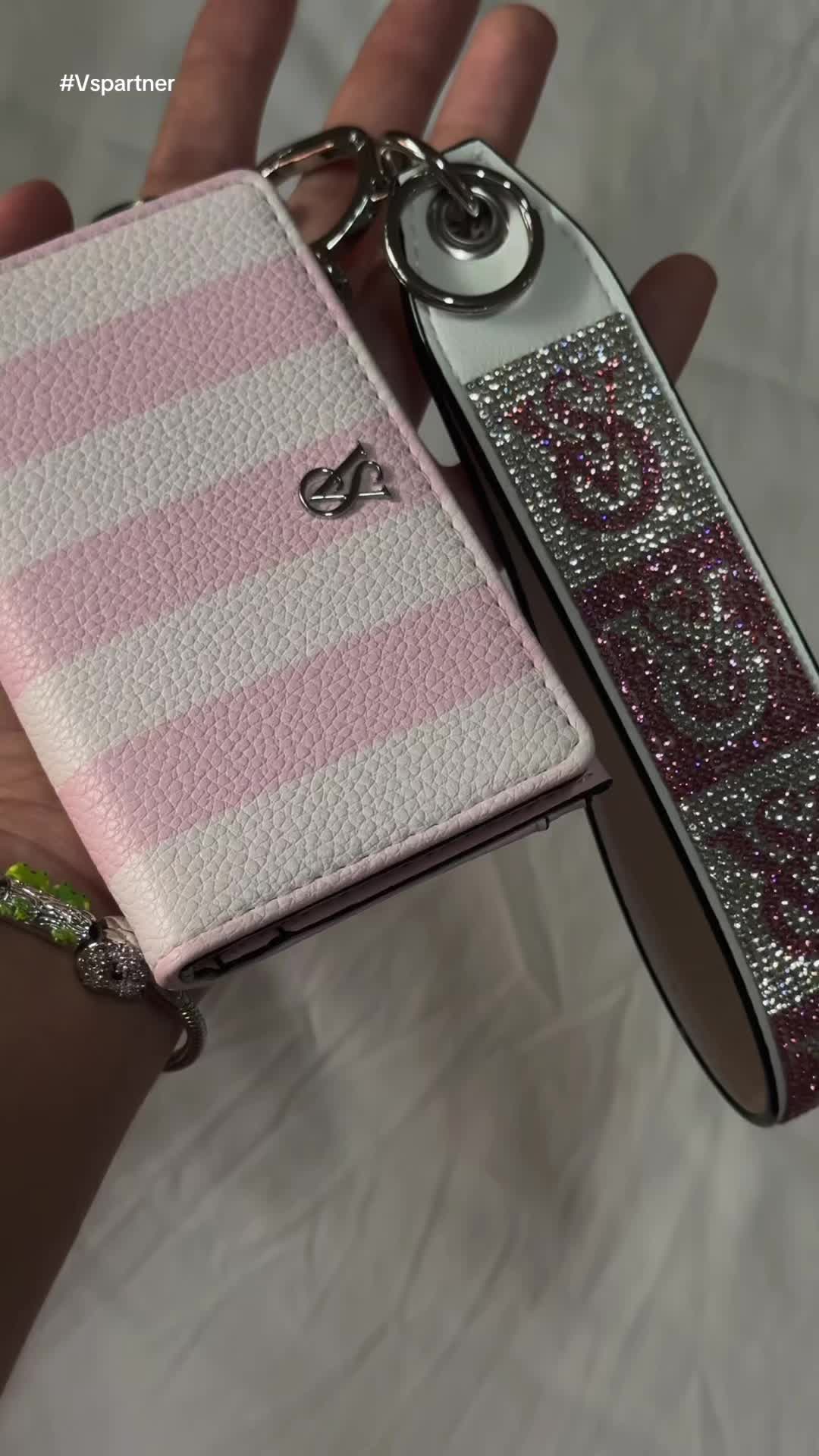 Pink so pretty 😍💕 @Victoria's Secret #VSPartner Los accessorios que no sabía que necesitaba , bonitos , prácticos y...