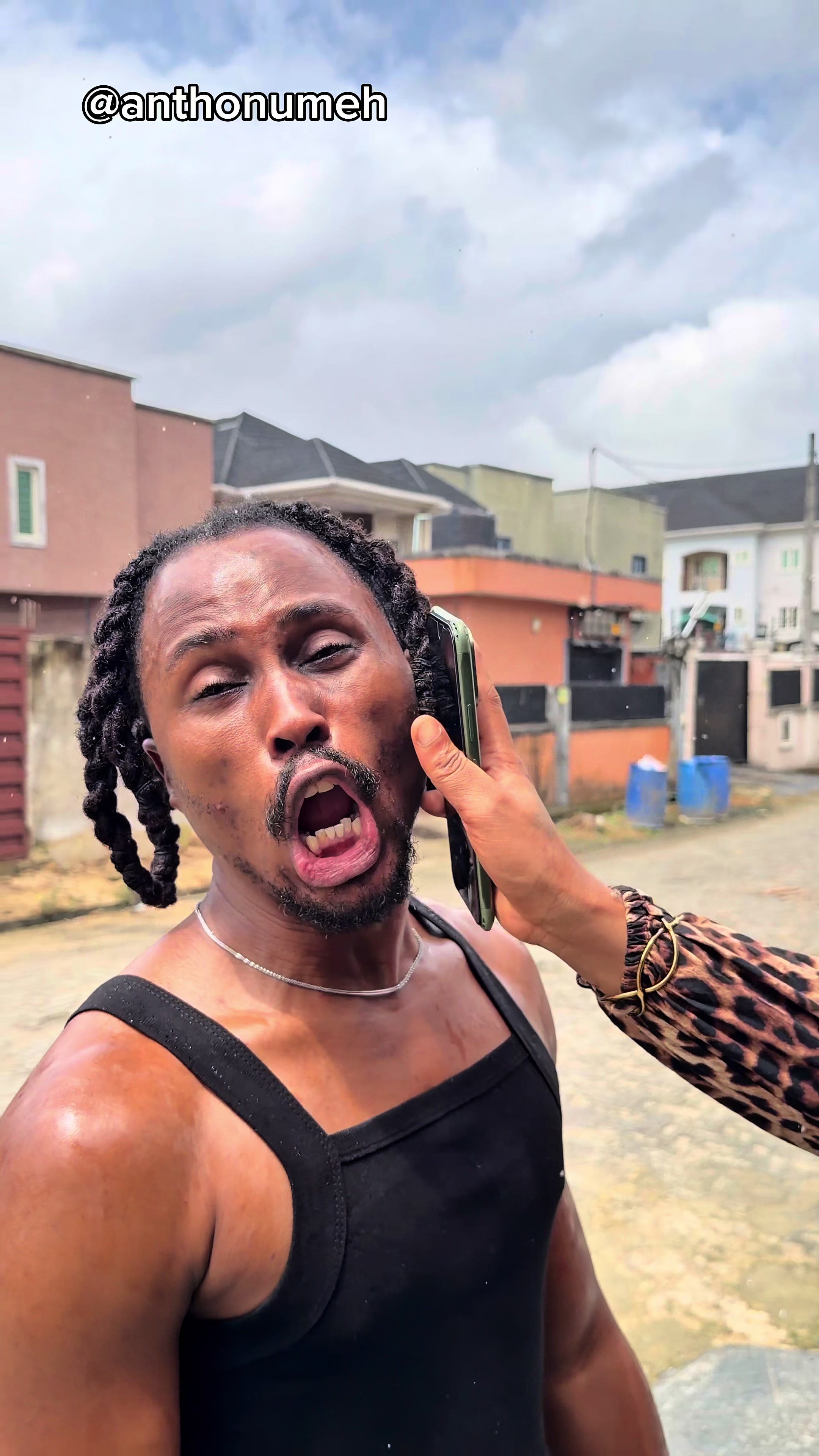 When the side guys falls in love 🤣 @itel Nigeria #itelPower80 #NoCaseNoWahala #indeed #anthonumeh