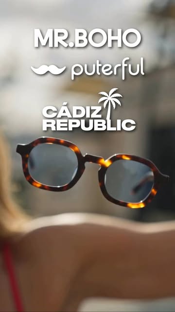 Sevilla, cámara lenta y un pequeño accidente con mucho estilo. 👀✨ Gafas de @mrboho , taza de @puterful_es , @cadizre...
