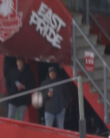 1 balón se llevó 3 cervezas 🫠😭. Vía: @europaleague