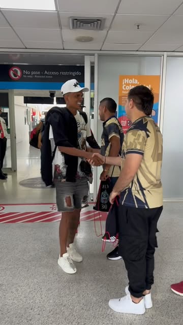 ¡Llegaron los refuerzos de Chosen! 🥶🔥 Listos para derrochar magia hoy en el Polideportivo Cantaclaro 🪄⚽️