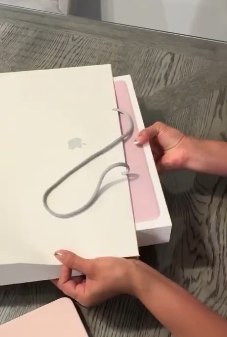 Beautiful gift !! Amazing unbowing of my Apple MacBook!!!