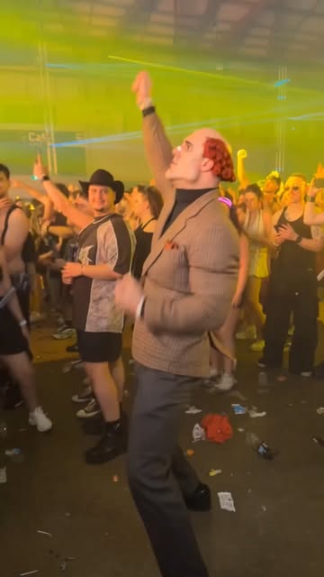 Luces láser, la mejor energía y unos pasos de baile inolvidables en medio de la multitud. ¡La noche es joven y la fie...