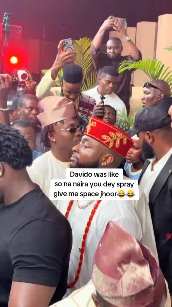Davido observed the guy was spraying naira, he asked him to give him space 😂😂 #naijaPOV #davido #goviral