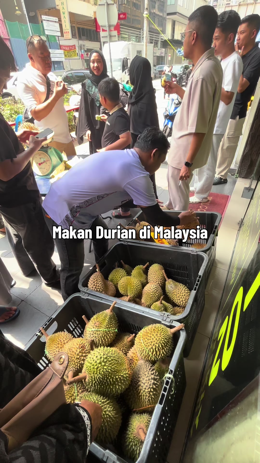 Yuhuuu nyoba duren musang king di Malaysia