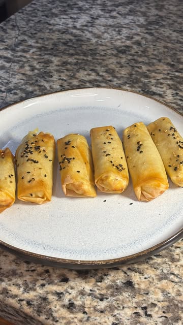 Y aquí venimos a aprovecharlo TODO 😂🤌🏼 Me quedo relleno de las gyozas… Pues eso terminó convertido en rollitos de...