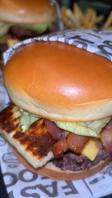 É amigas realmente,tem coisas que o alface não cura mesmo ! Mais um lanchinho do @formulaburgeroficial cura absolutam...