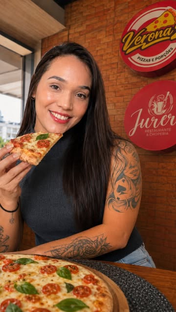 🍕☀️ Um lugar, duas experiências! Durante o dia, você encontra o sabor do Jurerê Restaurante & Choperia, com um almoç...