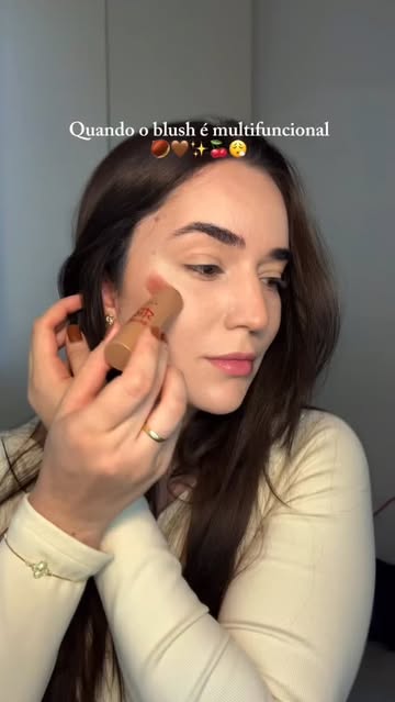 Estou viciada nessa cor 🥹 perfeita pro inverno!!! Blush em stick da @vizzelaoficial na cor: marrom canela 🌰🤎✨