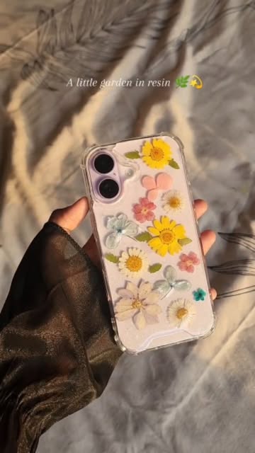 Floral beauty, forever preserved ✨ . . . . #resinartindia #viralreels #handmadebusiness #customphonecase #explorepage