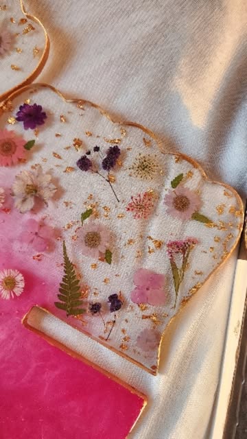 “Flowers, resin & a lot of patience 🌷” . . . . . . . #handmade #islamicdecor #resinart #smallbusinessindia #reelitfe...