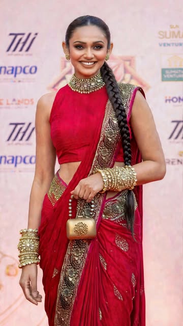 Yurenika’s red banarasi? Pure elegance. But can we make it 11/10? ❤️ Let’s break down her look: Original: Monochrome...