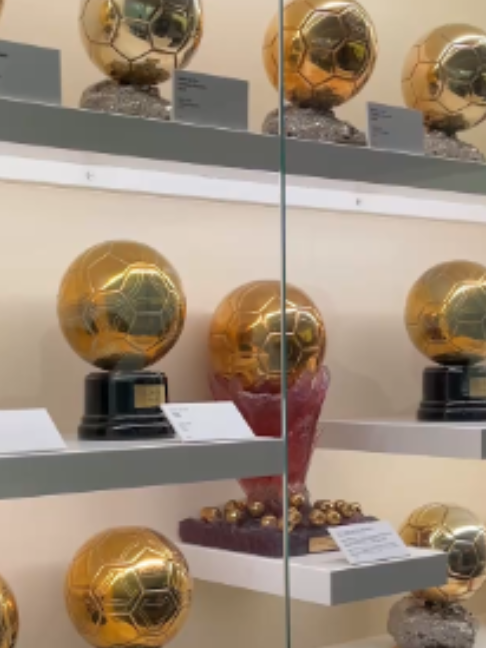 Le Super Ballon d’Or ? 🤔 Ce lundi soir aura lieu la 70e cérémonie du Ballon d’Or. Pour l’occasion, retour sur une di...