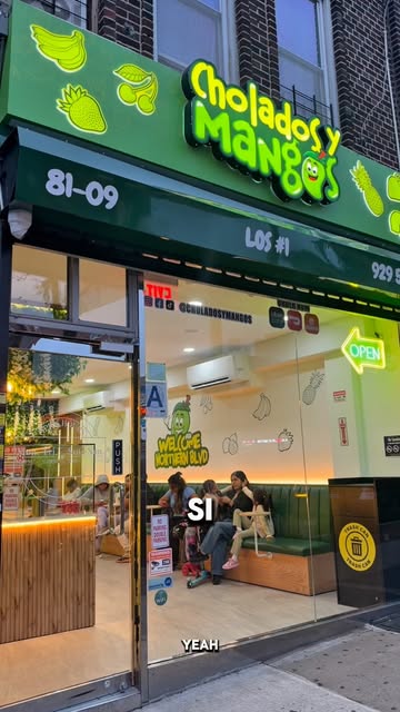 🥭✨ ¡El spot perfecto para los amantes del mango y los antojos dulces! En Cholados y Mangos probé de TODO: mango loco...