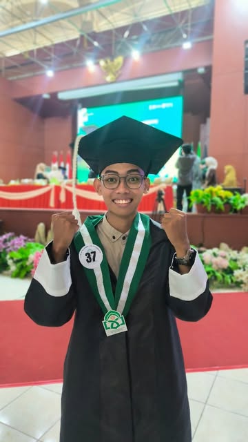 Alhamdulillah pendidikan yang telah diusahakan selesai juga, dengan mengakhiri sarjana masa studi 3,5 tahun. Rasanya...