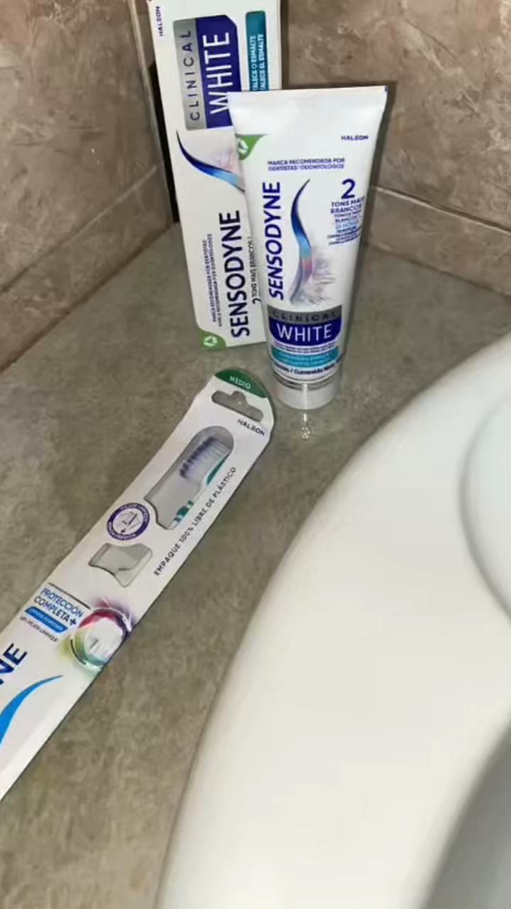Probando una nueva incorporación a mi rutina de cuidado dental 🤍 Sensodyne Clinical White combina blanqueamiento y p...